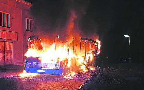 Oheň autobus úplně zničil.