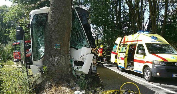 Autobus na Olomoucku narazil do stromu: Všichni jsou zranění, řidiče museli vyprošťovat