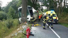 Na Olomoucku narazil autobus přímo do stromu.