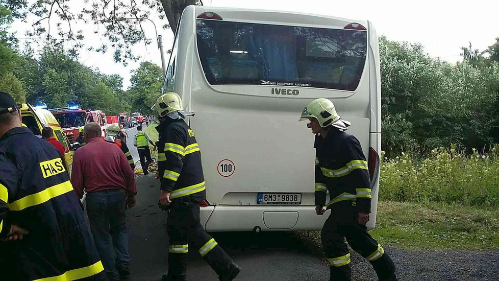 Na Olomoucku narazil autobus přímo do stromu.