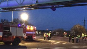 Na Chomutovsku havaroval autobus, několik lidí je těžce zraněno