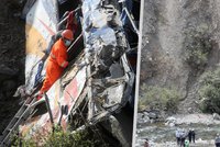 Děsivá nehoda autobusu si vyžádala nejméně 29 životů: Zřítil se do hlubokého údolí peruánských And