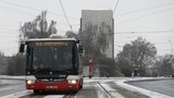 Šílené ráno u Prahy: Nehody kvůli ledovce i dlouhé kolony! Autobusy nabírají zpoždění, kterým místům se vyhnout?