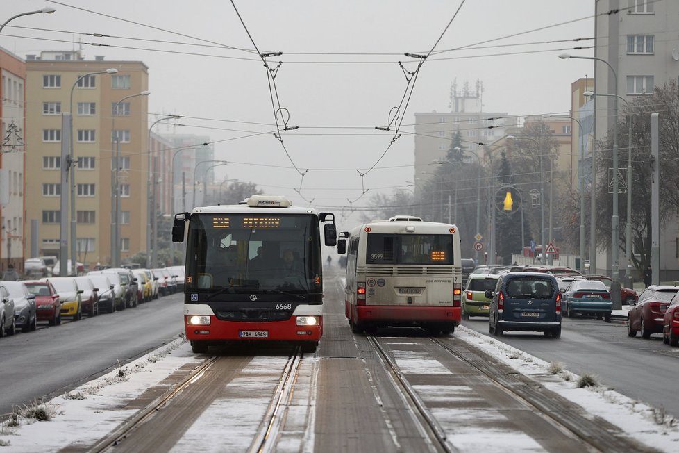 Dopravu v pražských Petřinách obstarávají autobusy.