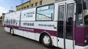 Piráti vyrazili do voleb s vězeňským autobusem, na kterém připomínají kauzy svých protivníků, to se ale nelíbí Janě Nečasové