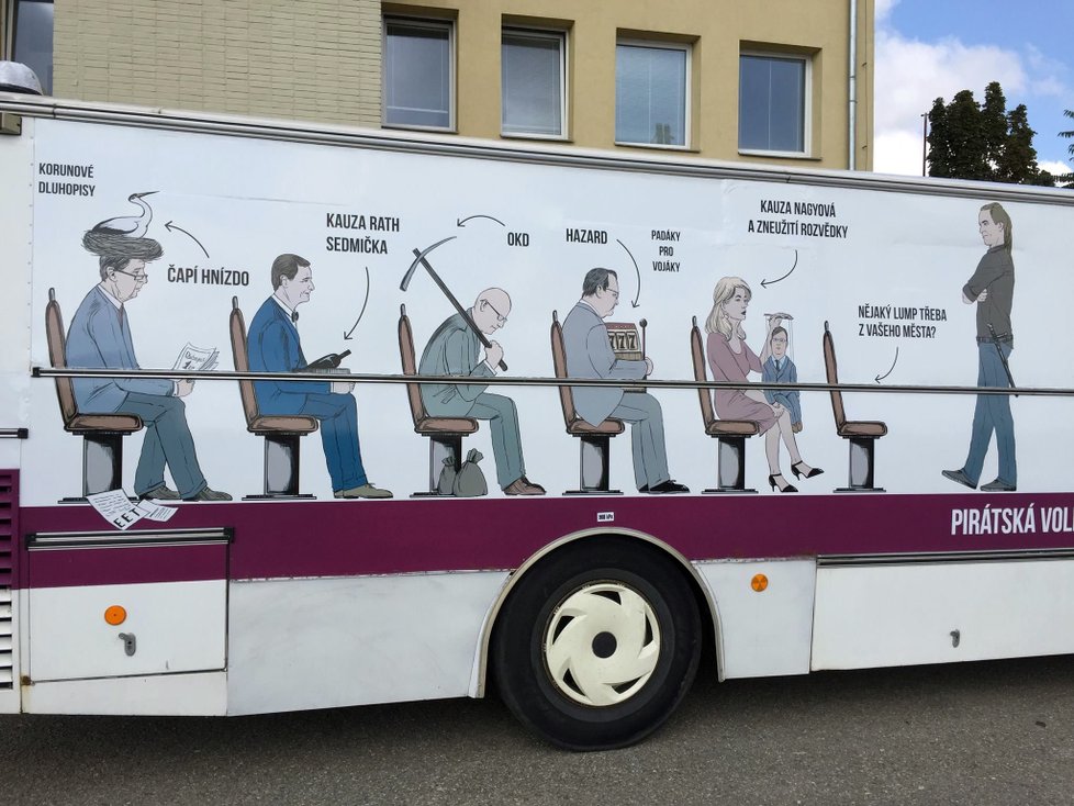 Piráti vyrazili do voleb s vězeňským autobusem, na kterém připomínají kauzy svých protivníků.