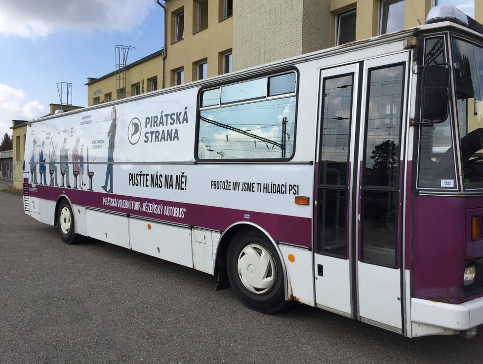 Piráti vyrazili do voleb s vězeňským autobusem, na kterém připomínají kauzy svých protivníků.