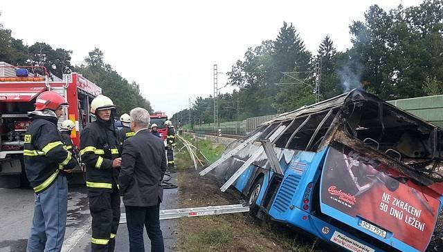 Autobus po nehodě začal hořet. Zemřeli dva lidé