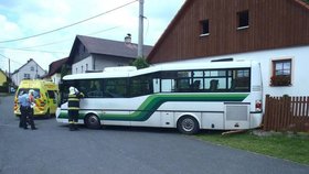 Autobus bez řidiče se zastavil v plotu rodinného domu.