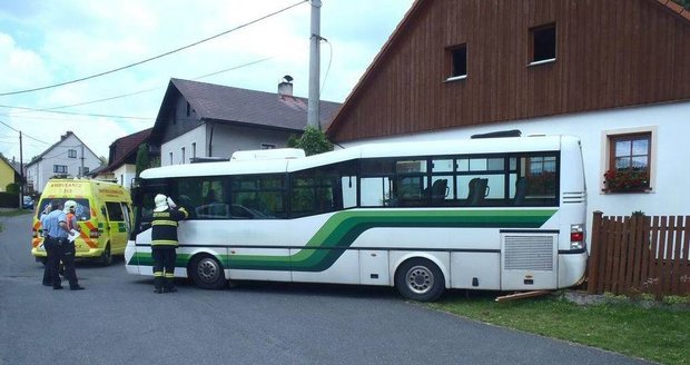 Autobus bez řidiče se zastavil v plotu rodinného domu.