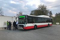 Kvůli koronaviru neotevřel řidič autobusu přední dveře: Tři muži ho napadli!