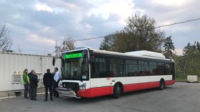 Autobus jezdí na odpadní plyn z vodárny.