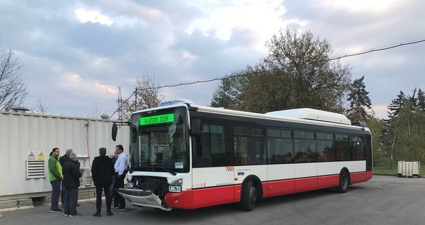 Kvůli koronaviru neotevřel řidič autobusu přední dveře: Tři muži ho napadli!