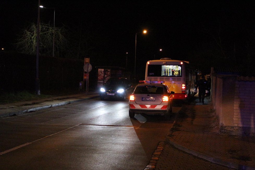Autobus MHD naboural do plynové přípojky: Řidič od nehody odjel i s cestujícími! oznámila policie.