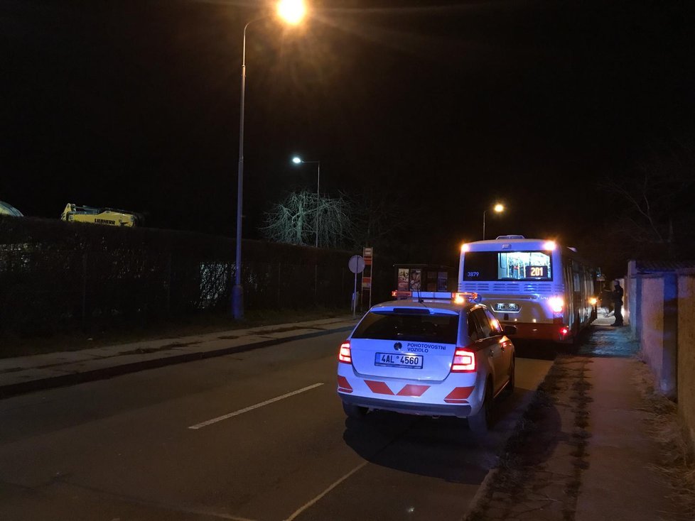 Autobus MHD naboural do plynové přípojky: Řidič od nehody odjel i s cestujícími! oznámila policie.