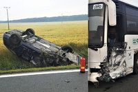 Autobus odpálil po srážce auto na střechu: Řidič osobáku skončil v nemocnici