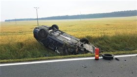 Na Mladoboleslavsku se po nehodě převrátil vůz s těhotnou a dítětem: Zázrakem nebyl nikdo zraněn (ilustrační foto)