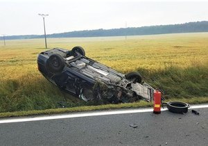 Na Mladoboleslavsku se po nehodě převrátil vůz s těhotnou a dítětem: Zázrakem nebyl nikdo zraněn (ilustrační foto)