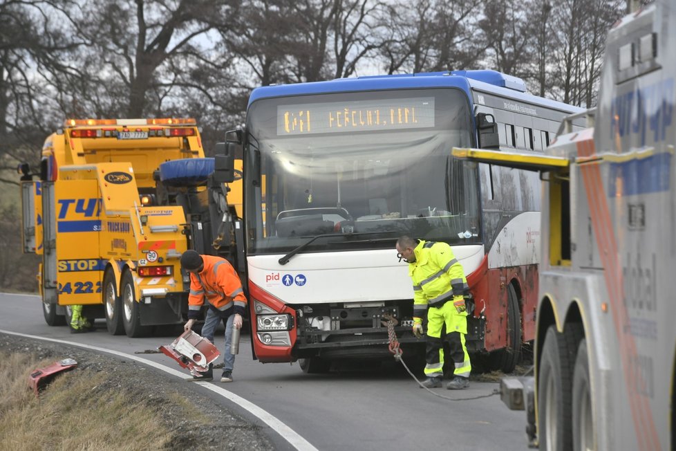 Záchranné práce autobusu, který se na Berounsku kvůli silnému větru převrátil (6.2.2022)