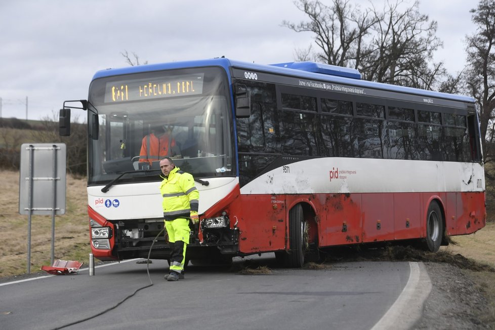 Záchranné práce autobusu, který se na Berounsku kvůli silnému větru převrátil (6.2.2022)