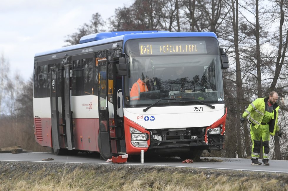 Záchranné práce autobusu, který se na Berounsku kvůli silnému větru převrátil (6.2.2022)