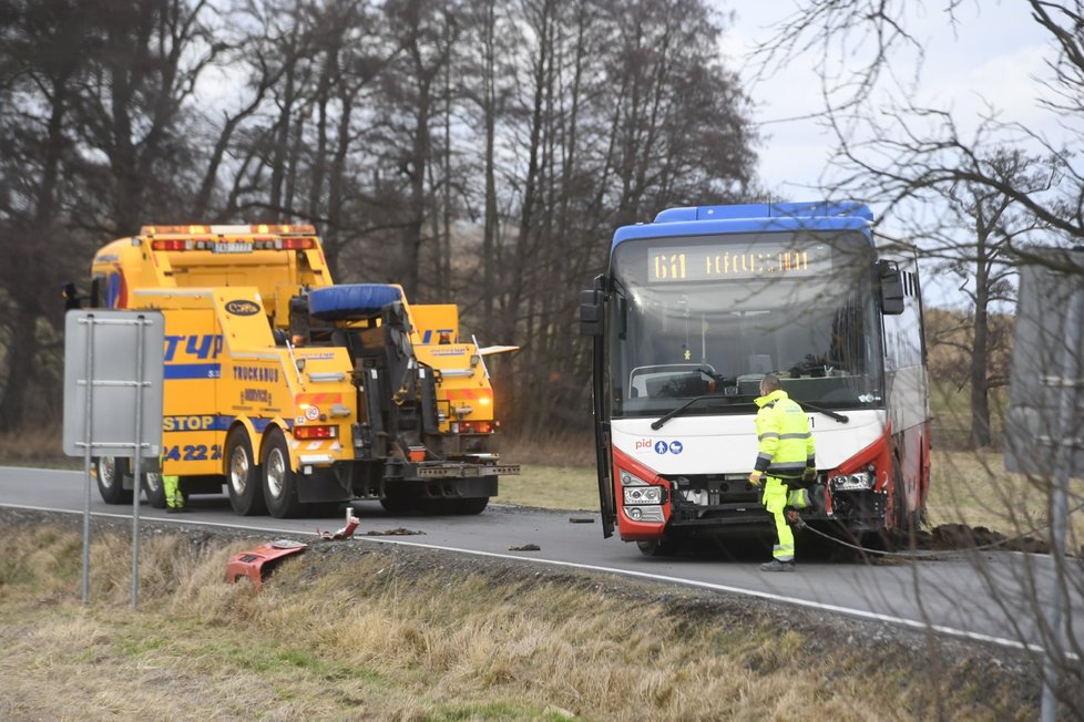 Záchranné práce autobusu, který se na Berounsku kvůli silnému větru převrátil (6.2.2022)