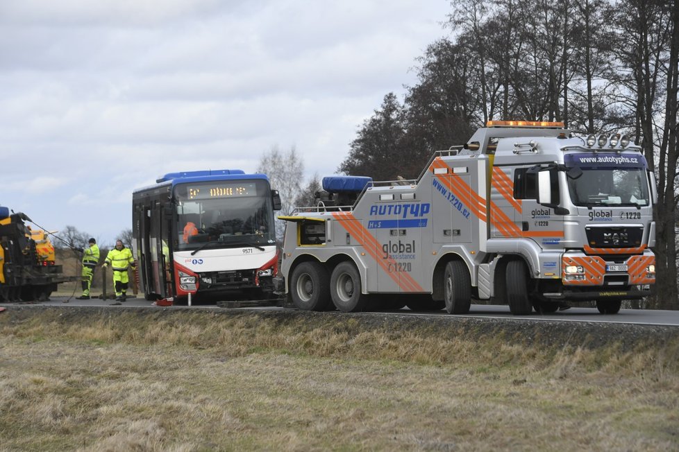 Záchranné práce autobusu, který se na Berounsku kvůli silnému větru převrátil (6.2.2022)