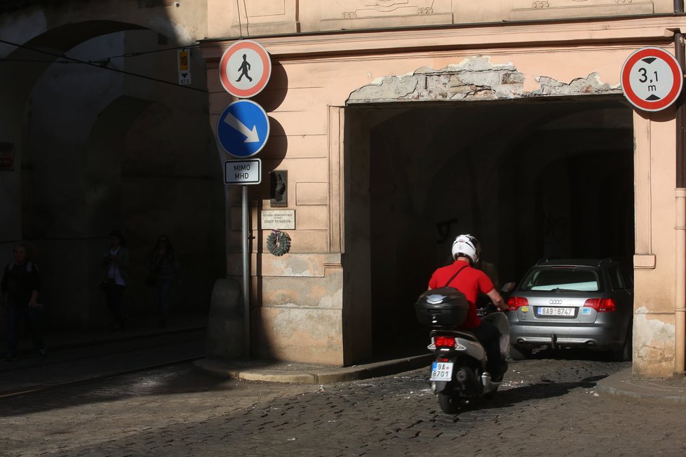 Pod palácem kousek od Malostranského náměstí jezdí auta i tramvaje.