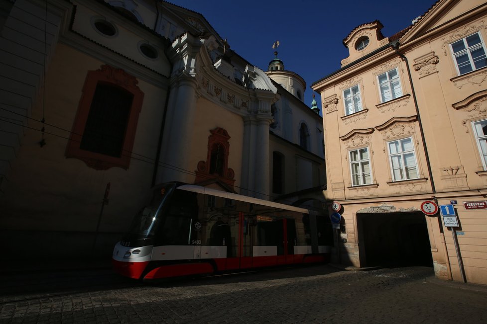 Pod palácem kousek od Malostranského náměstí jezdí auta i tramvaje.