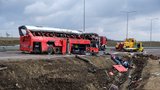 Při nehodě autobusu zemřelo 17 lidí: Sjel z 200 metrů hluboké strže