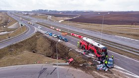Při havárii autobusu na jihovýchodě Polska zahynulo v noci z pátka na sobotu nejméně šest lidí a další čtyři desítky utrpěly zranění.