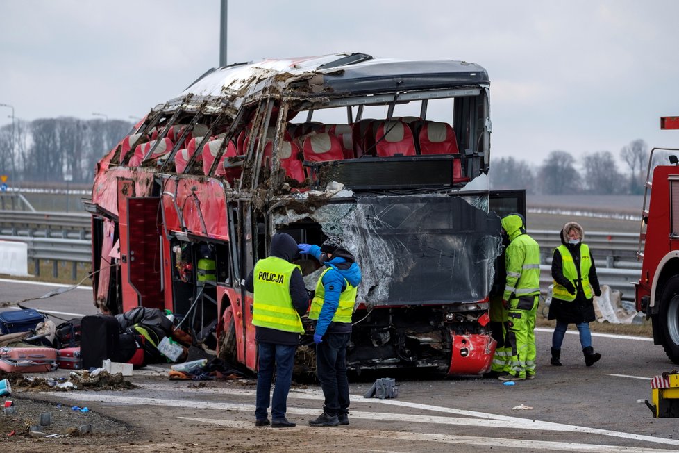 Při havárii autobusu na jihovýchodě Polska zahynulo v noci z pátka na sobotu nejméně šest lidí a další čtyři desítky utrpěly zranění.