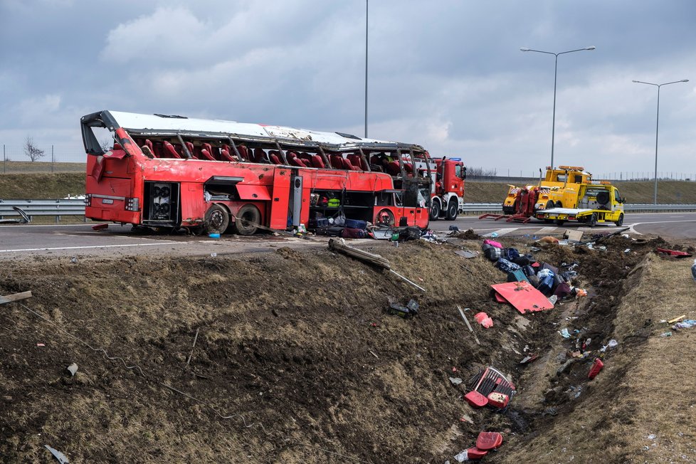 Při havárii autobusu na jihovýchodě Polska zahynulo v noci z pátka na sobotu nejméně šest lidí a další čtyři desítky utrpěly zranění.