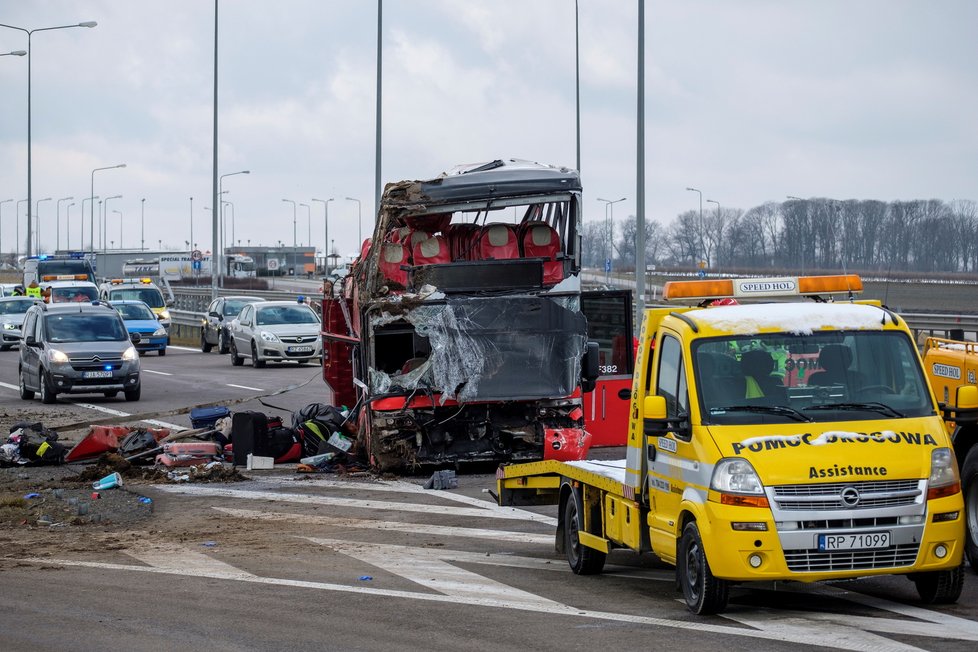 Při havárii autobusu na jihovýchodě Polska zahynulo v noci z pátka na sobotu nejméně šest lidí a další čtyři desítky utrpěly zranění.