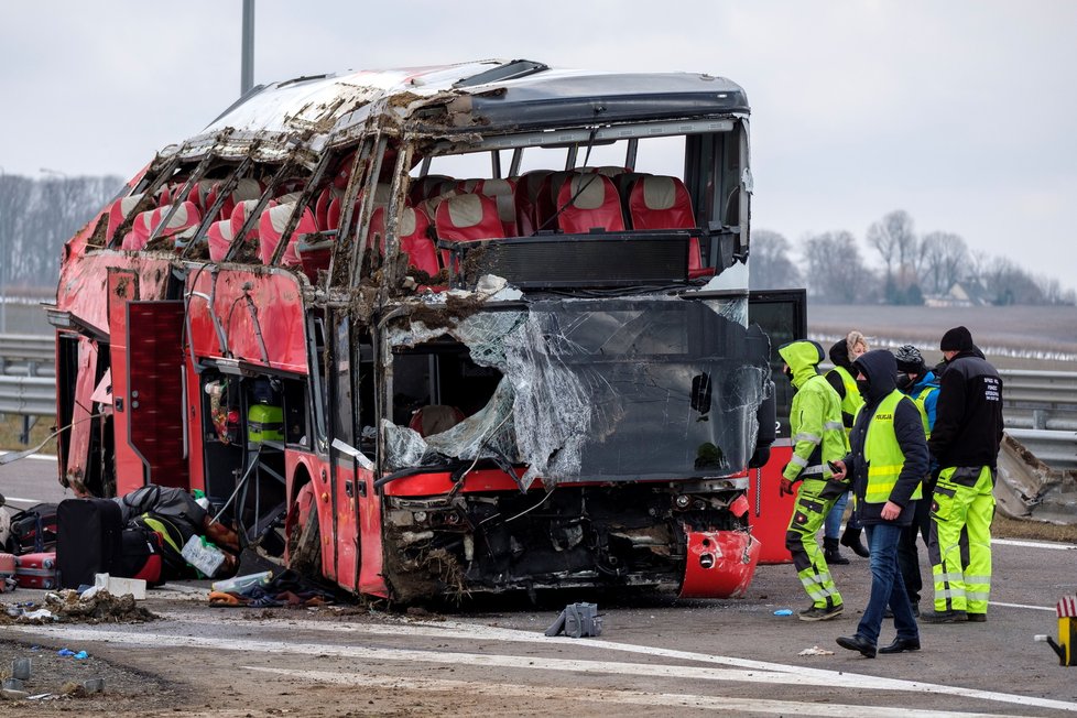 Při havárii autobusu na jihovýchodě Polska zahynulo v noci z pátka na sobotu nejméně šest lidí a další čtyři desítky utrpěly zranění.