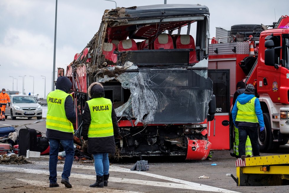 Při havárii autobusu na jihovýchodě Polska zahynulo v noci z pátka na sobotu nejméně šest lidí a další čtyři desítky utrpěly zranění.