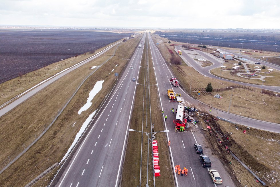 Při havárii autobusu na jihovýchodě Polska zahynulo v noci z pátka na sobotu nejméně šest lidí a další čtyři desítky utrpěly zranění.