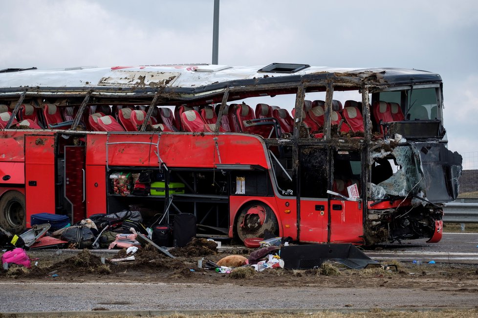 Při havárii autobusu na jihovýchodě Polska zahynulo v noci z pátka na sobotu nejméně šest lidí a další čtyři desítky utrpěly zranění.