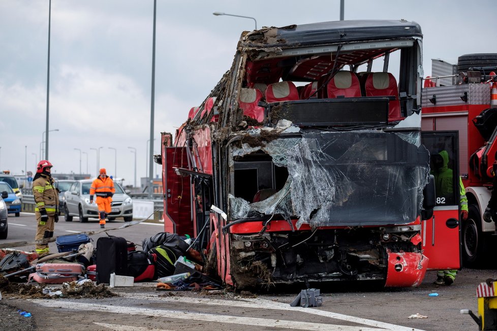 Při havárii autobusu na jihovýchodě Polska zahynulo v noci z pátka na sobotu nejméně šest lidí a další čtyři desítky utrpěly zranění.