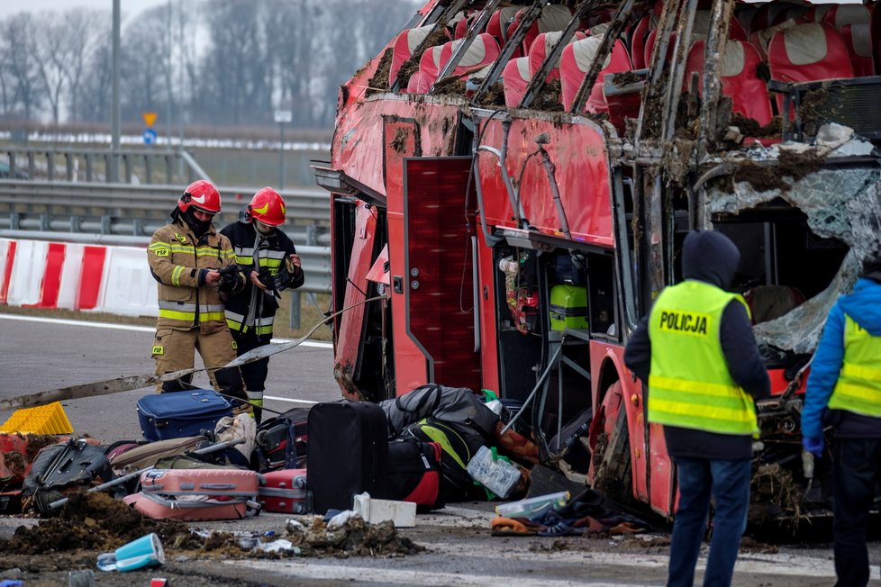 Při havárii autobusu na jihovýchodě Polska zahynulo v noci z pátka na sobotu nejméně šest lidí a další čtyři desítky utrpěly zranění.