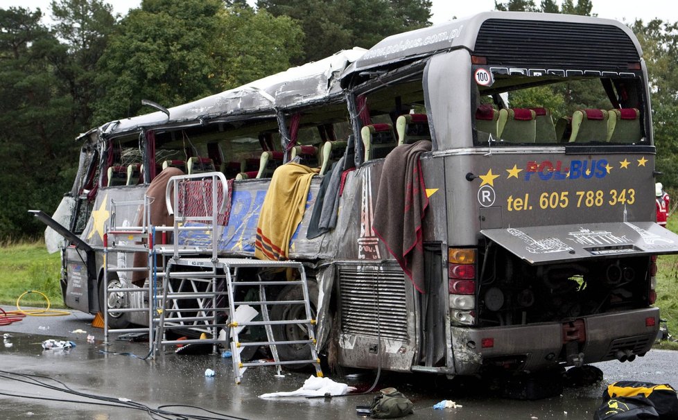 Děsivá fotografie z místa havárie. Mrtví cestující visí z oken autobusu.