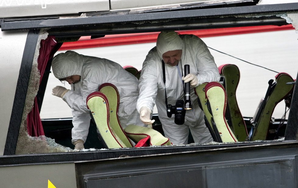 policejní vyšetřovatelé v havarovaném polském autobuse.