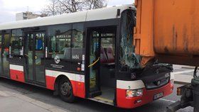 Pražští záchranáři museli zasahovat u nehody autobusu DPP a popelářského auta.