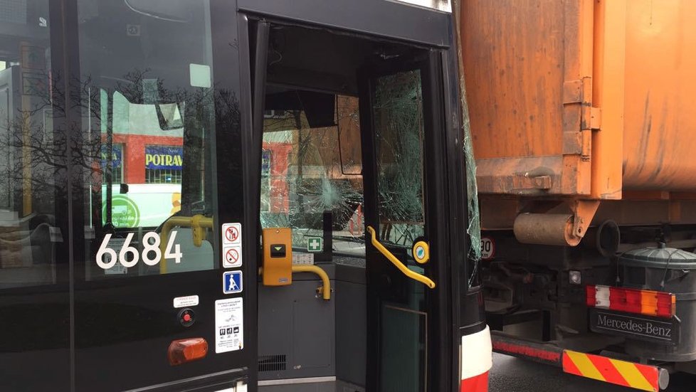 Pražští záchranáři museli zasahovat u nehody autobusu DPP a popelářského auta.