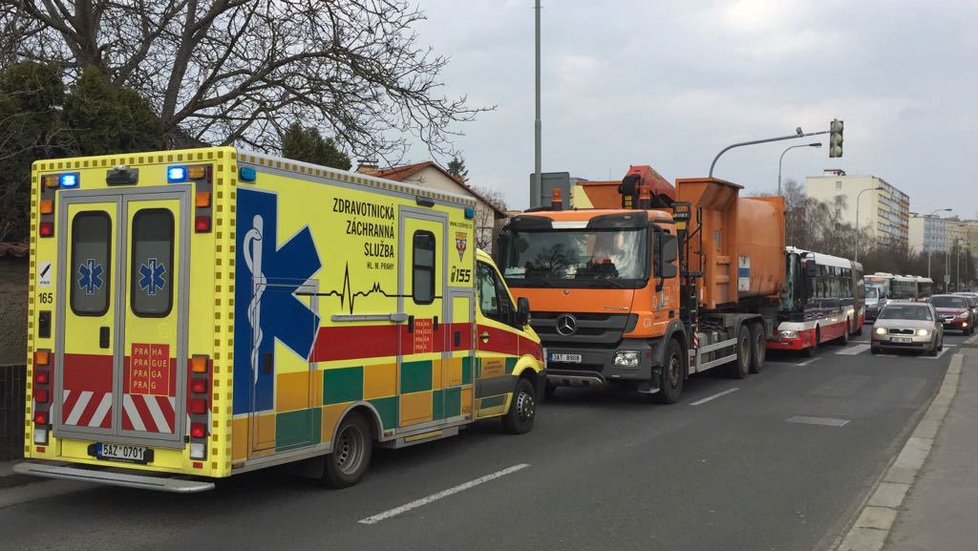 Pražští záchranáři museli zasahovat u nehody autobusu DPP a popelářského auta.