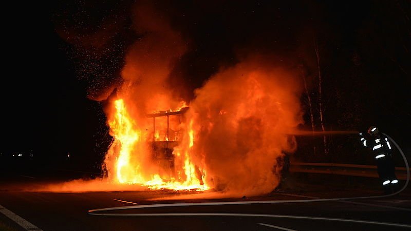Autobus na dálnici D10 zchvátily plameny. Cestující včas utekli do bezpečí