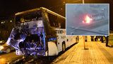 Nebezpečný požár autobusu v Praze, před plameny utíkalo 38 lidí