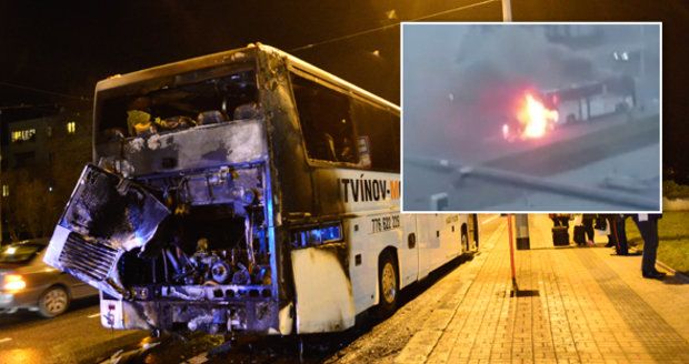 Nebezpečný požár autobusu v Praze, před plameny utíkalo 38 lidí