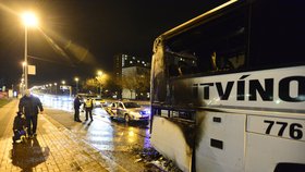 Při požáru autobusu v pražské ulici Evropská