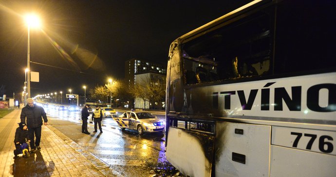 Při požáru autobusu v pražské ulici Evropská